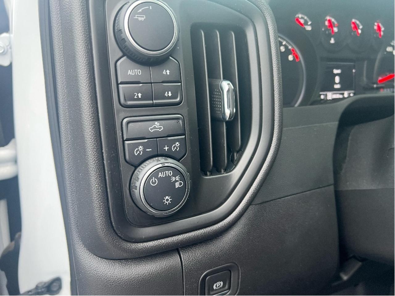 2023 Chevrolet Silverado 1500 Trail Boss Z71 4x4 Crew *LOW KMS *CLEAN CARFAX Photo