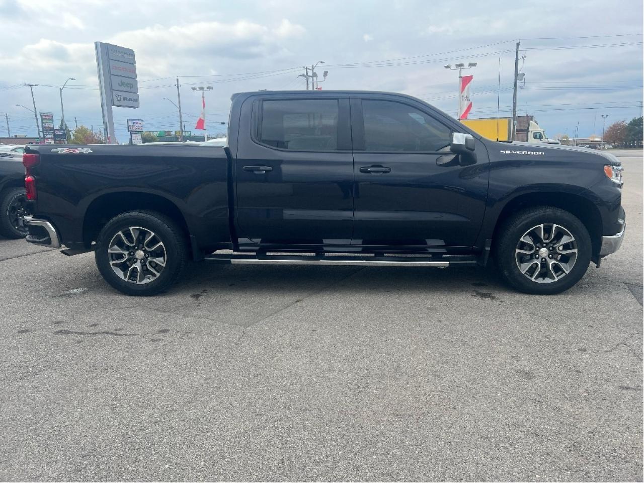 2023 Chevrolet Silverado 1500 LT Crew 4x4 5.3L V8 *CLEAN CARFAX *LOW KMS Photo