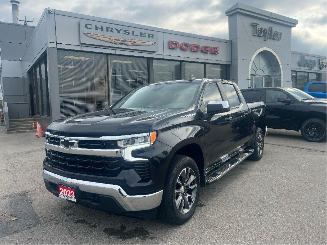 2023 Chevrolet Silverado 1500 LT Crew 4x4 5.3L V8 *CLEAN CARFAX *LOW KMS Photo