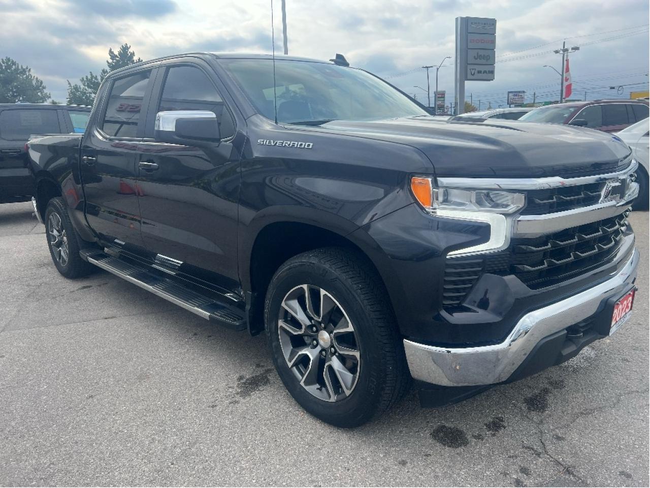 2023 Chevrolet Silverado 1500 LT Crew 4x4 5.3L V8 *CLEAN CARFAX *LOW KMS Photo3