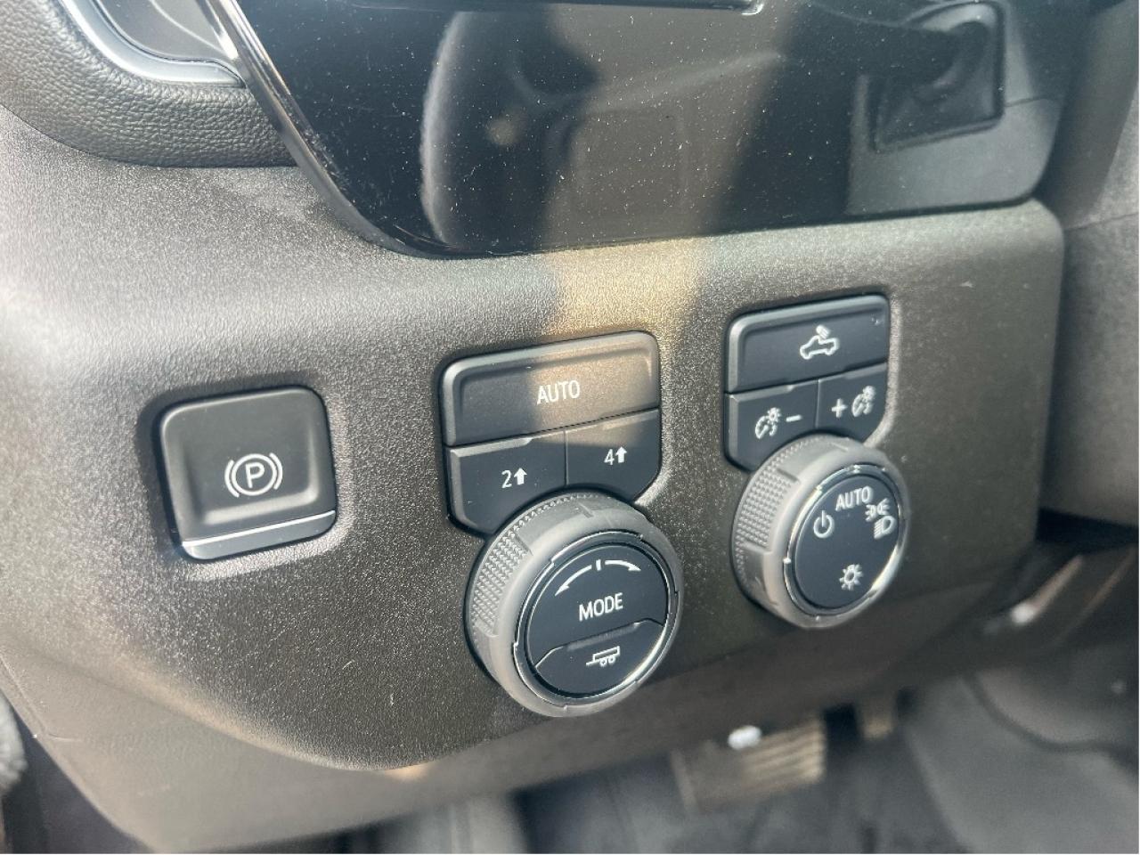 2023 Chevrolet Silverado 1500 LT Crew 4x4 5.3L V8 *CLEAN CARFAX *LOW KMS Photo