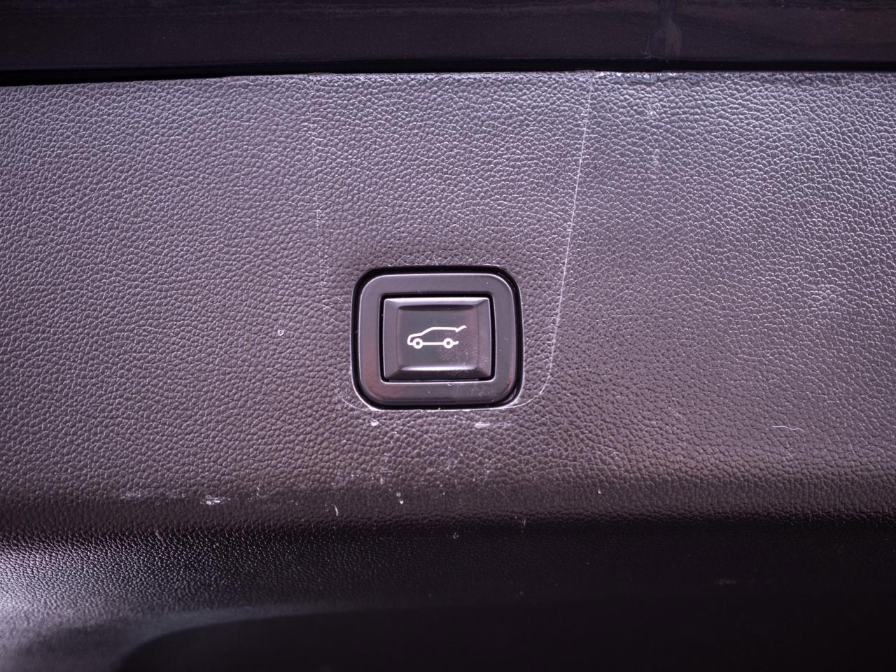 2021 Chevrolet Traverse Premier- Heated & Ventilated Front Seats Photo