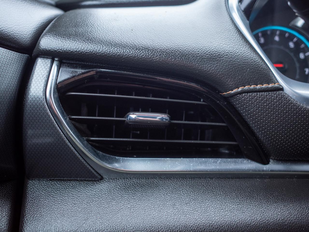 2021 Chevrolet Traverse Premier- Heated & Ventilated Front Seats Photo