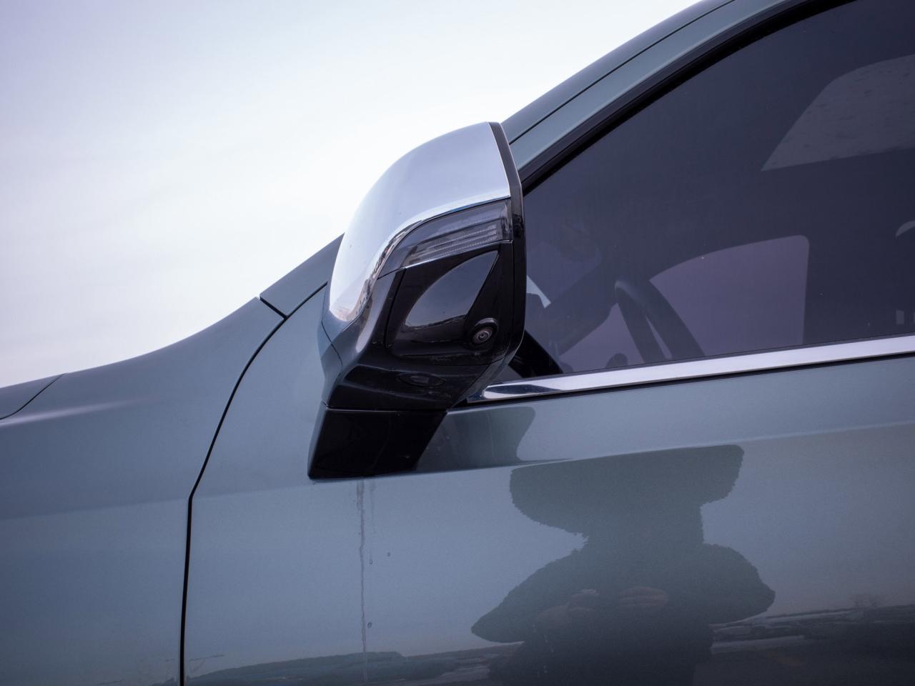 2023 Chevrolet Suburban Premier- Power Sliding Center Console Photo