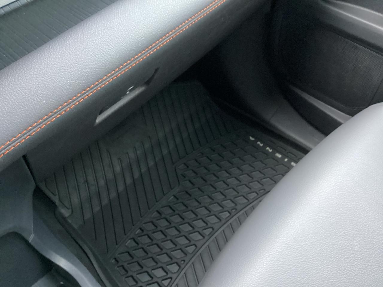 2021 Toyota Sienna XSE 7-Passenger FWD Photo3