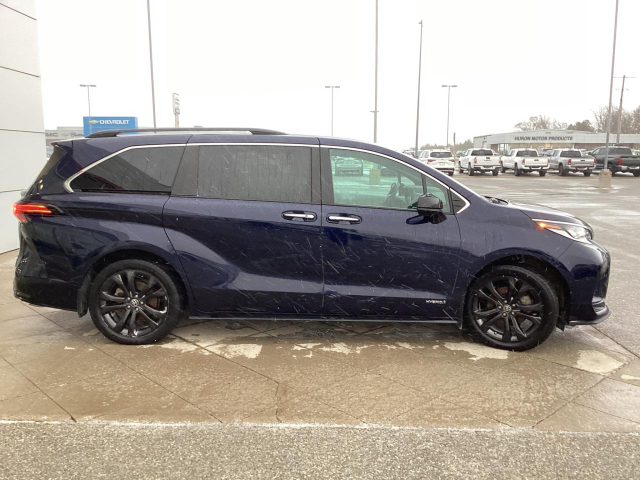 2021 Toyota Sienna XSE 7-Passenger FWD Photo