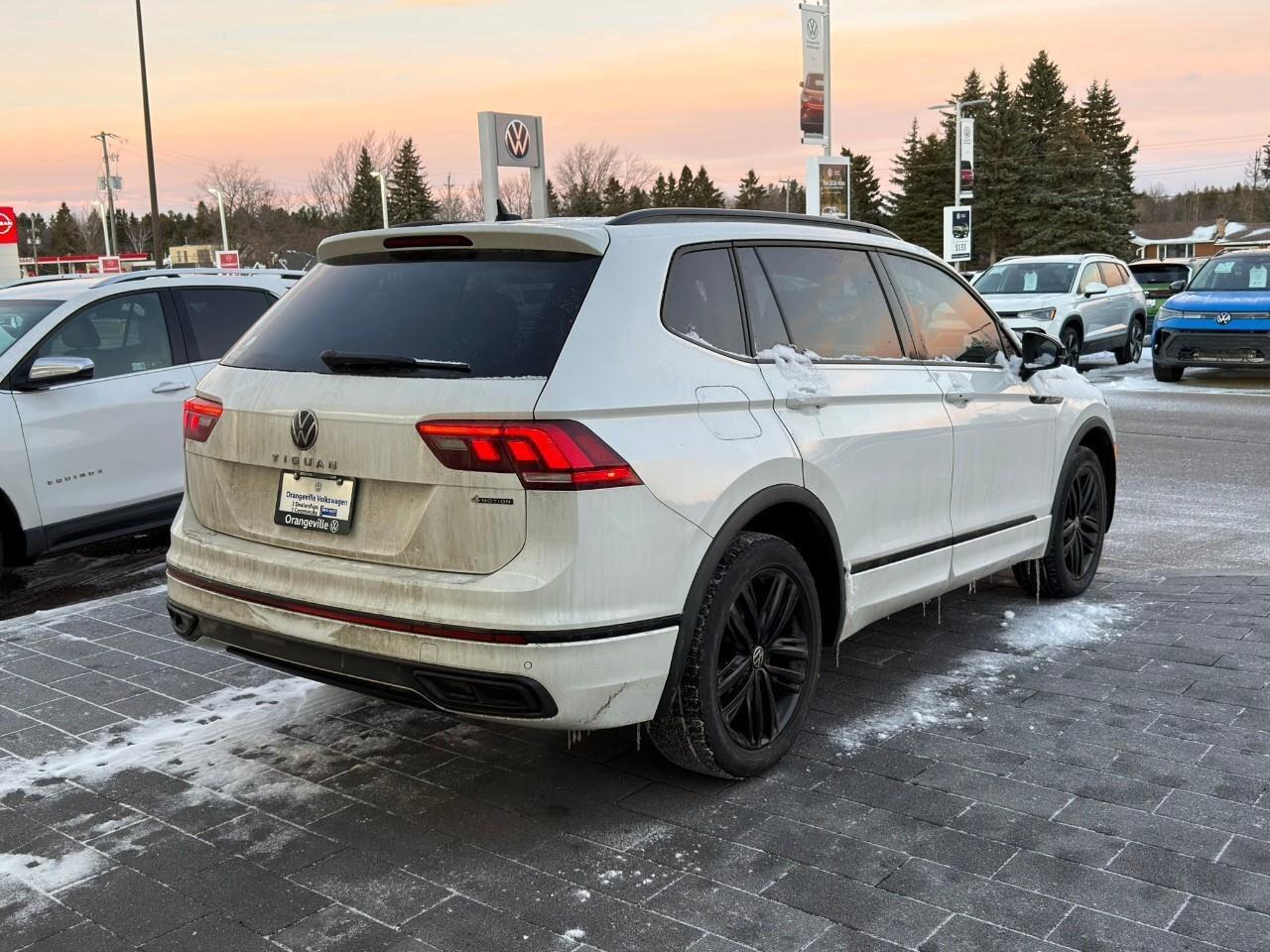 2022 Volkswagen Tiguan Comfortline R-Line Black EditionONE-OWNER, ACCIDEN Photo