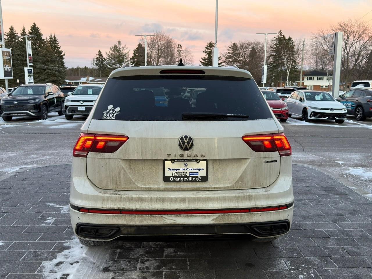 2022 Volkswagen Tiguan Comfortline R-Line Black EditionONE-OWNER, ACCIDEN Photo4