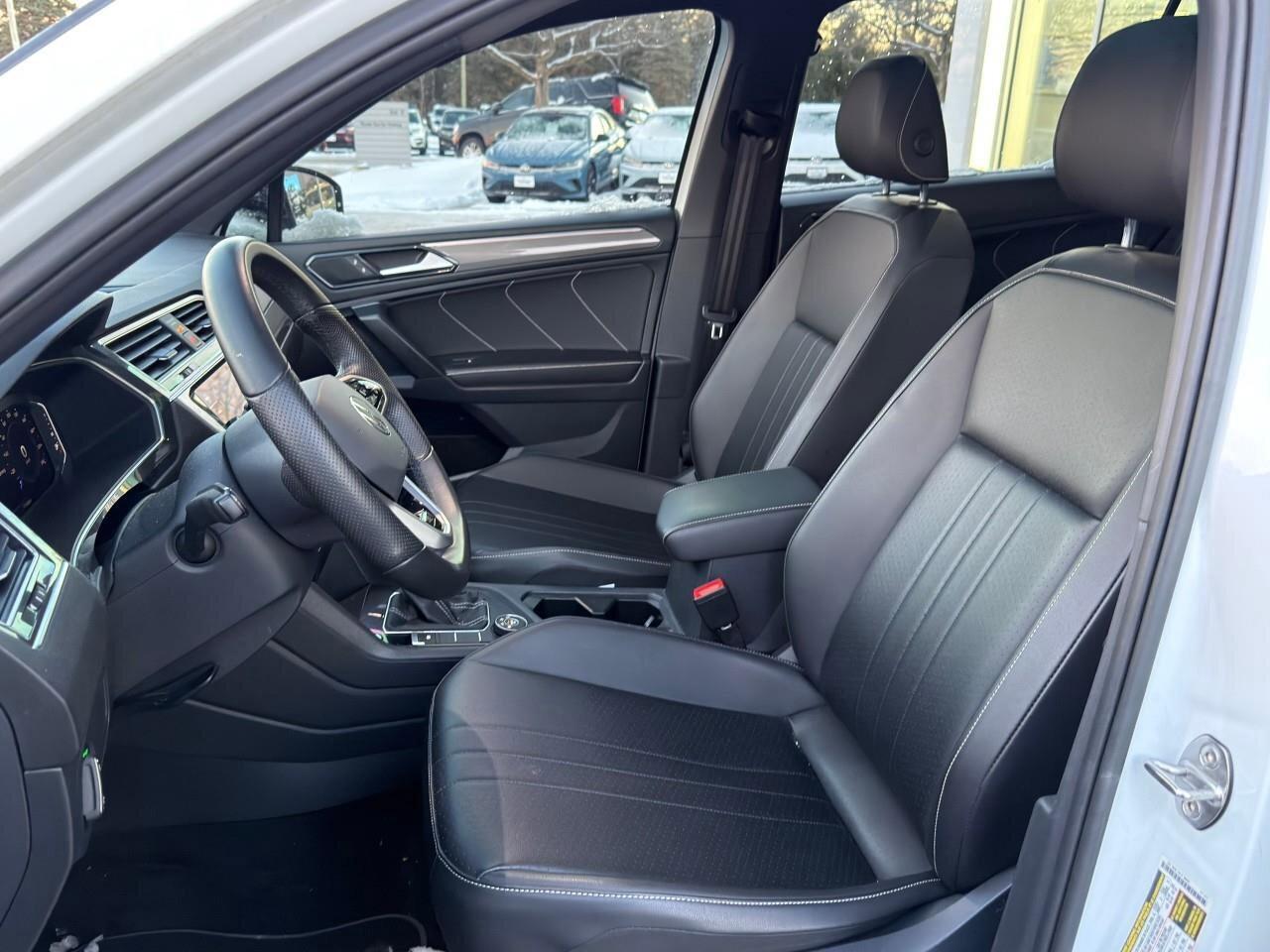 2022 Volkswagen Tiguan Comfortline R-Line Black EditionONE-OWNER, ACCIDEN Photo