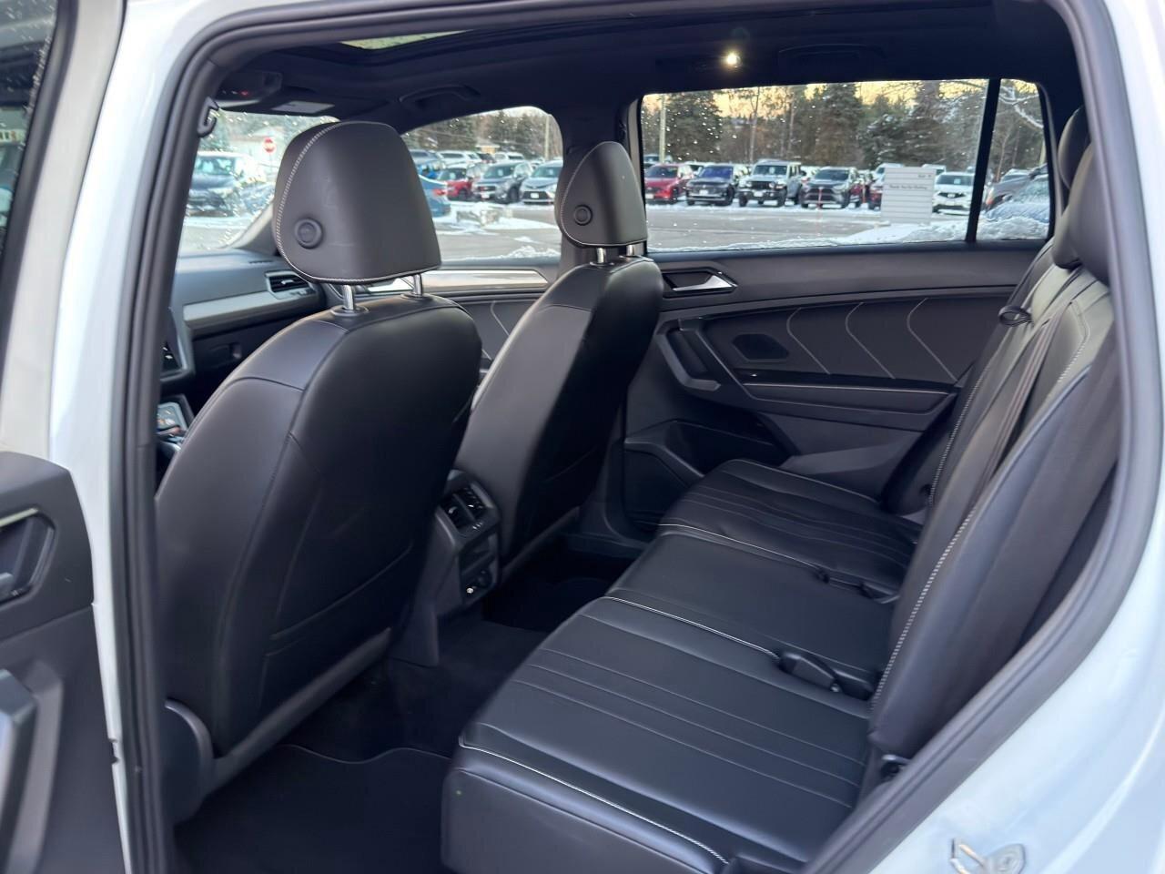 2022 Volkswagen Tiguan Comfortline R-Line Black EditionONE-OWNER, ACCIDEN Photo