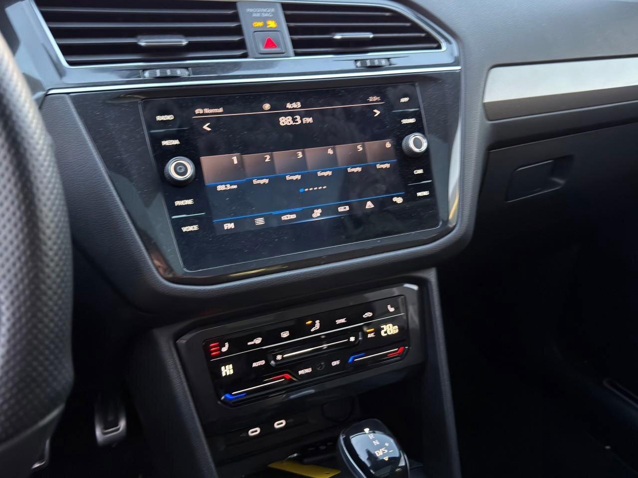 2022 Volkswagen Tiguan Comfortline R-Line Black EditionONE-OWNER, ACCIDEN Photo