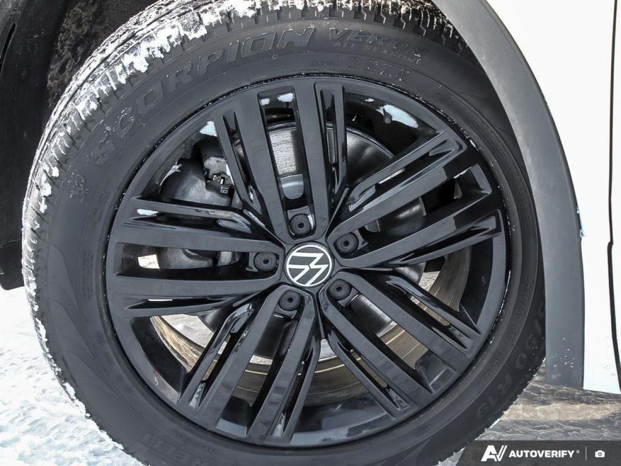 2022 Volkswagen Tiguan Comfortline R-Line Black EditionONE-OWNER, ACCIDEN Photo