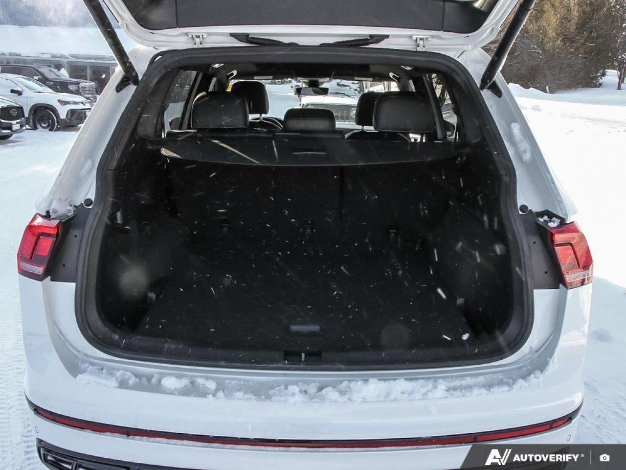 2022 Volkswagen Tiguan Comfortline R-Line Black EditionONE-OWNER, ACCIDEN Photo