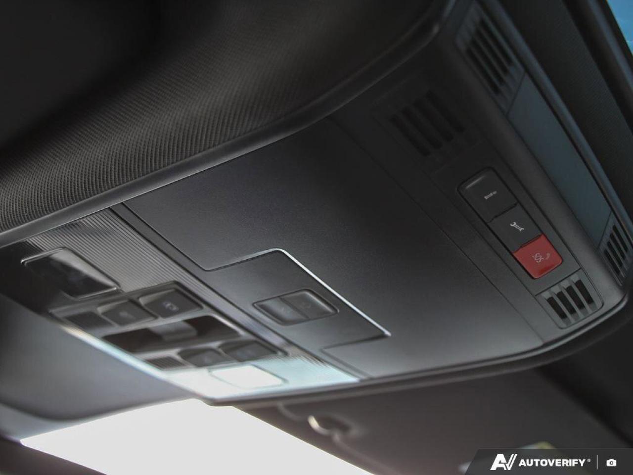 2022 Volkswagen Tiguan Comfortline R-Line Black EditionONE-OWNER, ACCIDEN Photo