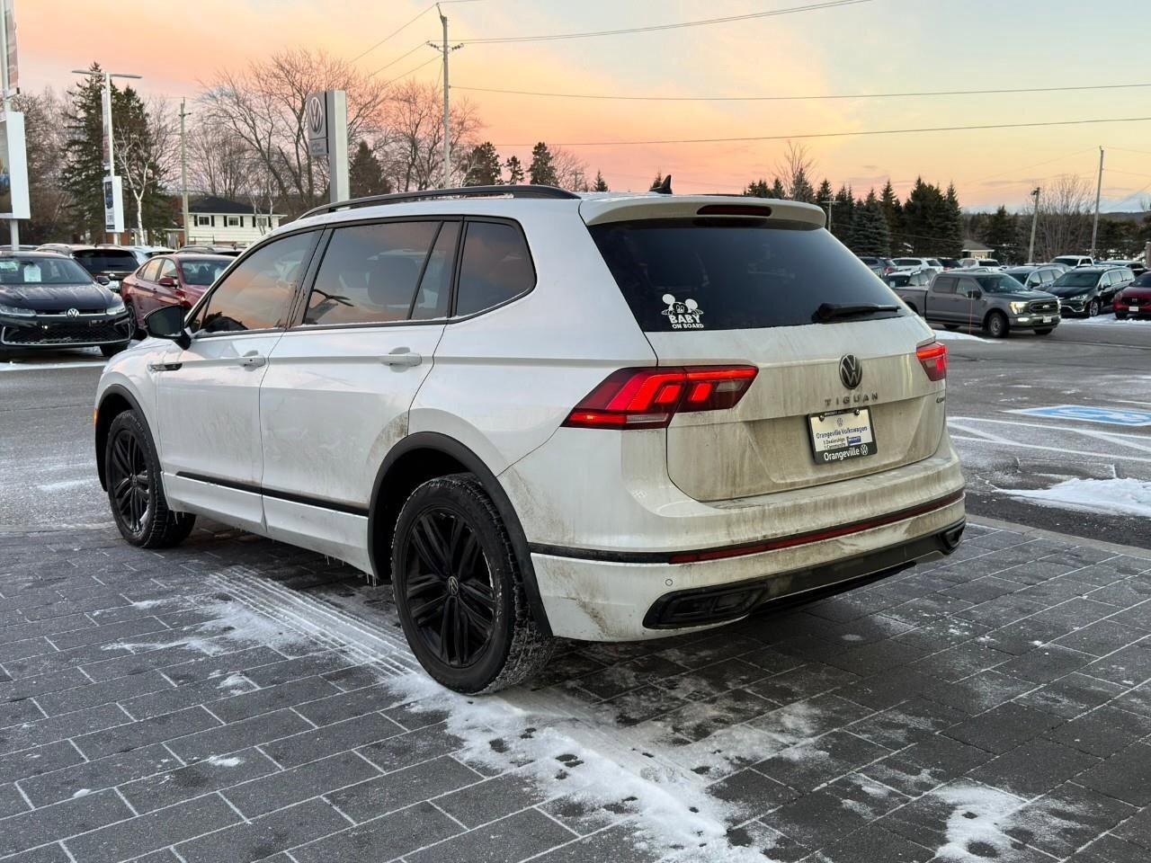 2022 Volkswagen Tiguan Comfortline R-Line Black EditionONE-OWNER, ACCIDEN Photo