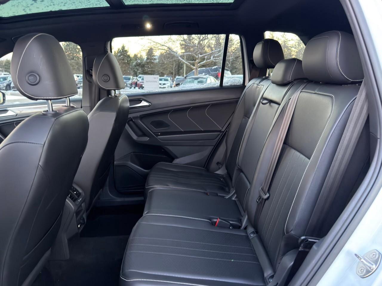 2022 Volkswagen Tiguan Comfortline R-Line Black EditionONE-OWNER, ACCIDEN Photo