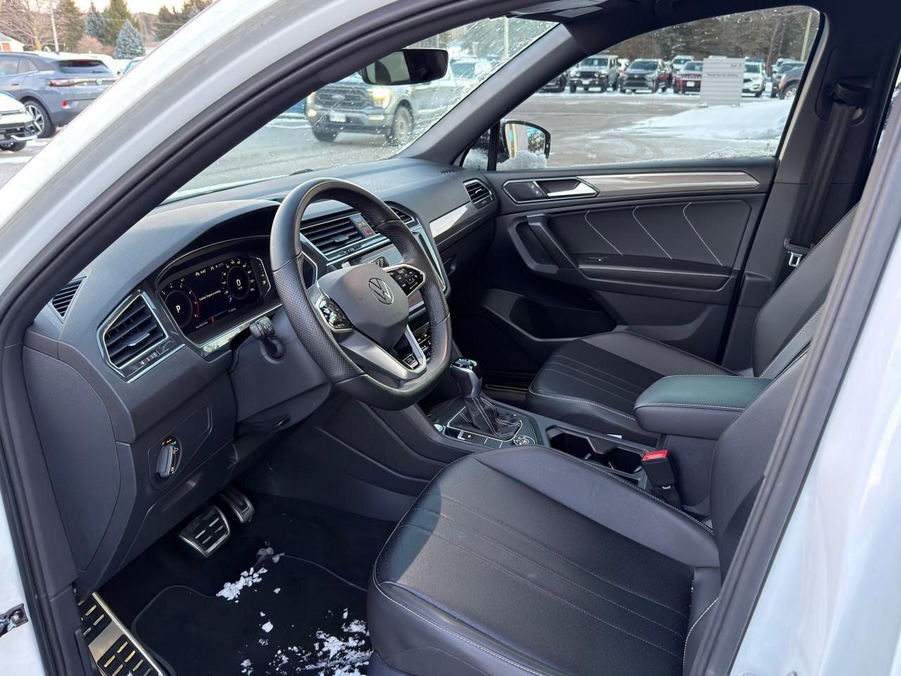 2022 Volkswagen Tiguan Comfortline R-Line Black EditionONE-OWNER, ACCIDEN Photo