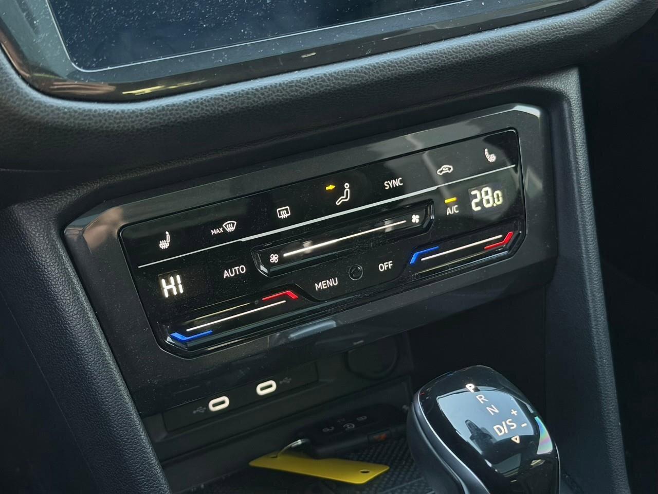 2022 Volkswagen Tiguan Comfortline R-Line Black EditionONE-OWNER, ACCIDEN Photo