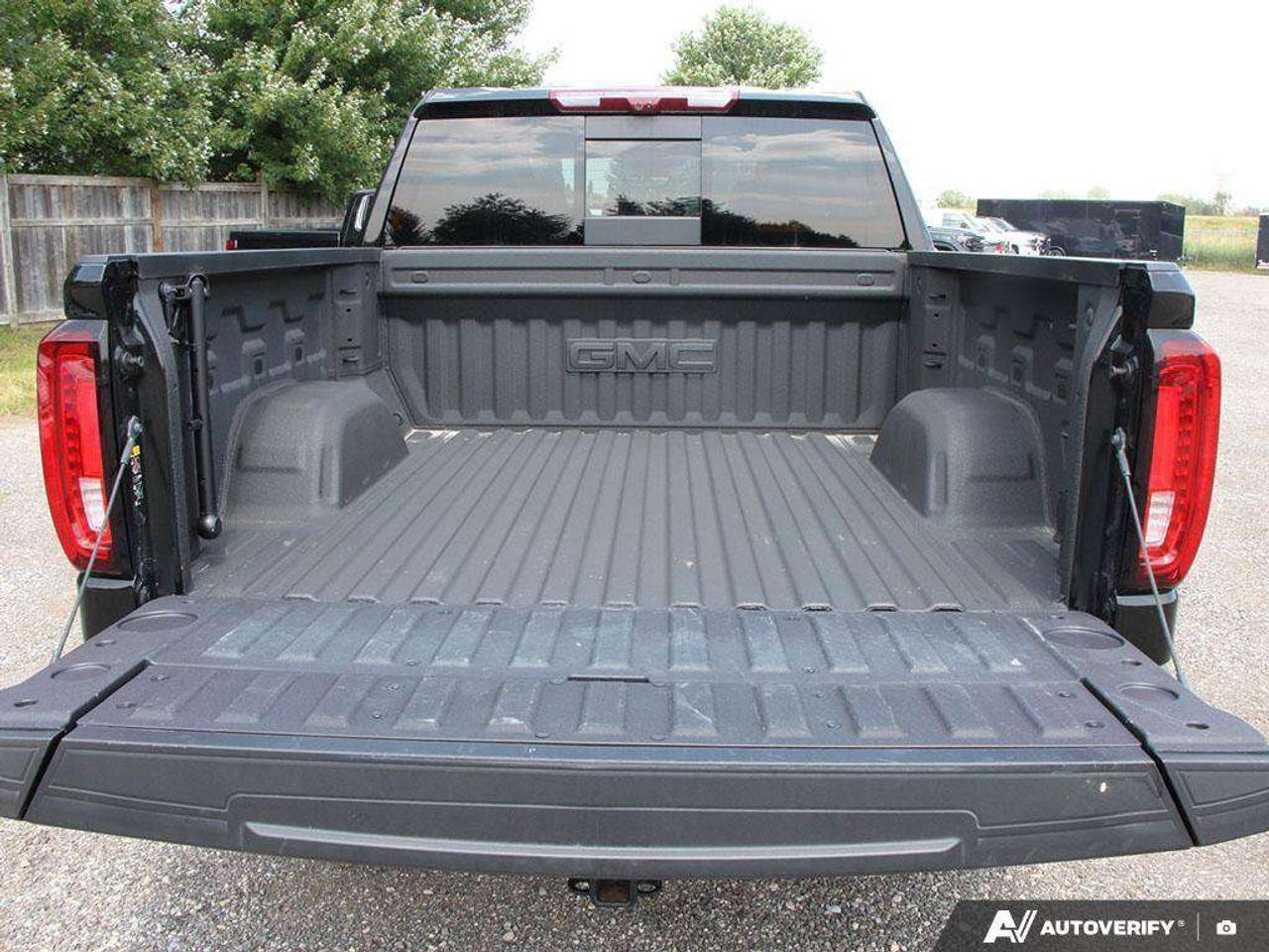 2025 GMC Sierra 1500 DENALI, 3.0 DURAMAX DIESEL, CREW CAB, LEATHER, ALLOYWS, LOADED, 1-OWNER! Photo