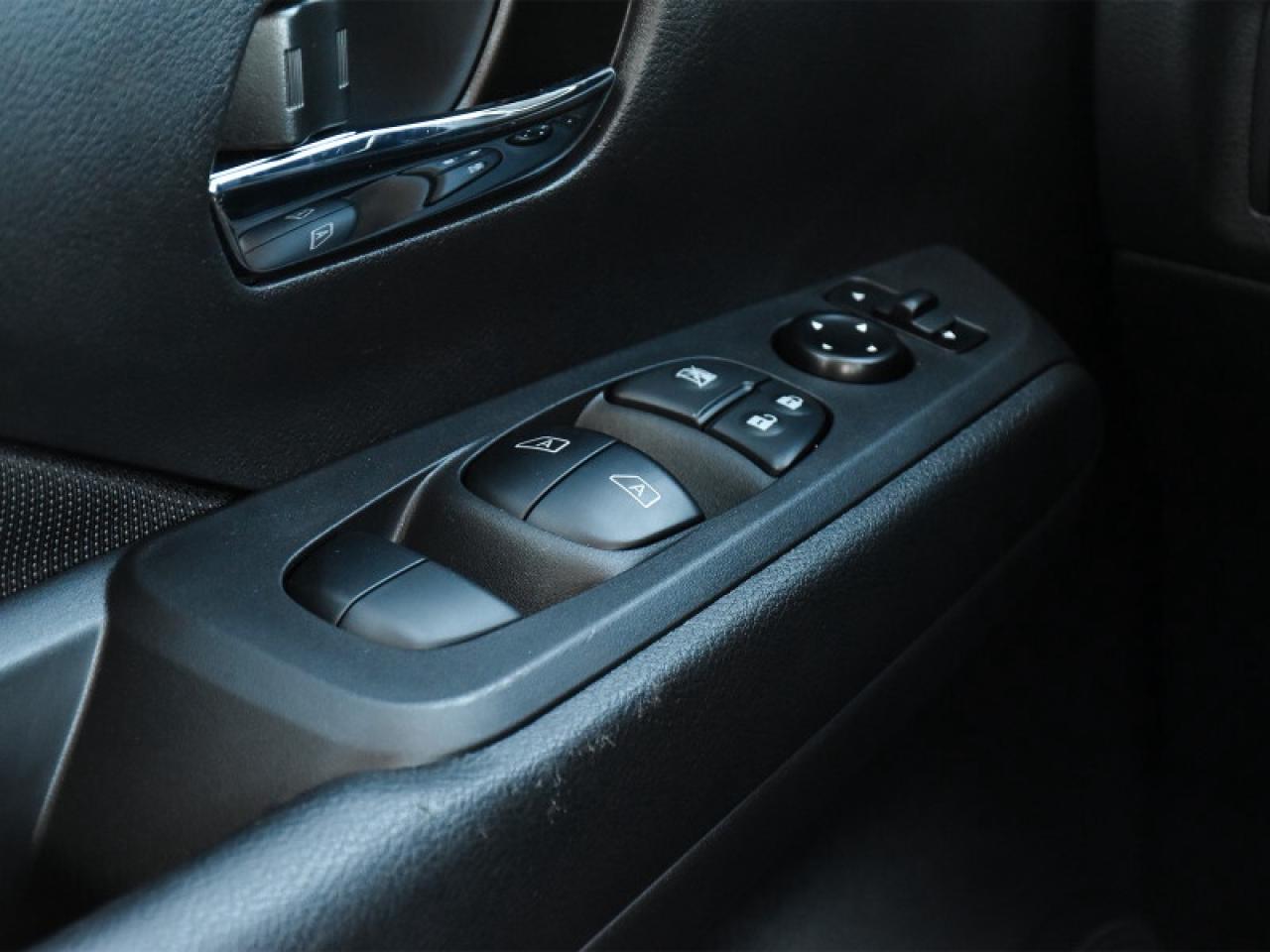 2024 Nissan Kicks SV  CarPlay   Android Auto   Heated Seats & Steeri Photo