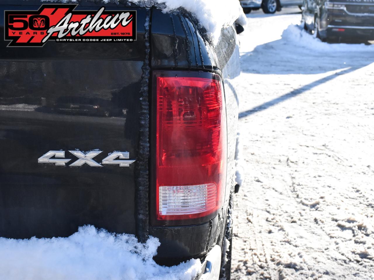 2022 RAM 1500 Classic REG CAB 4X4  HEMI  HEATED SEATS - ONLY 33,364 KM Photo