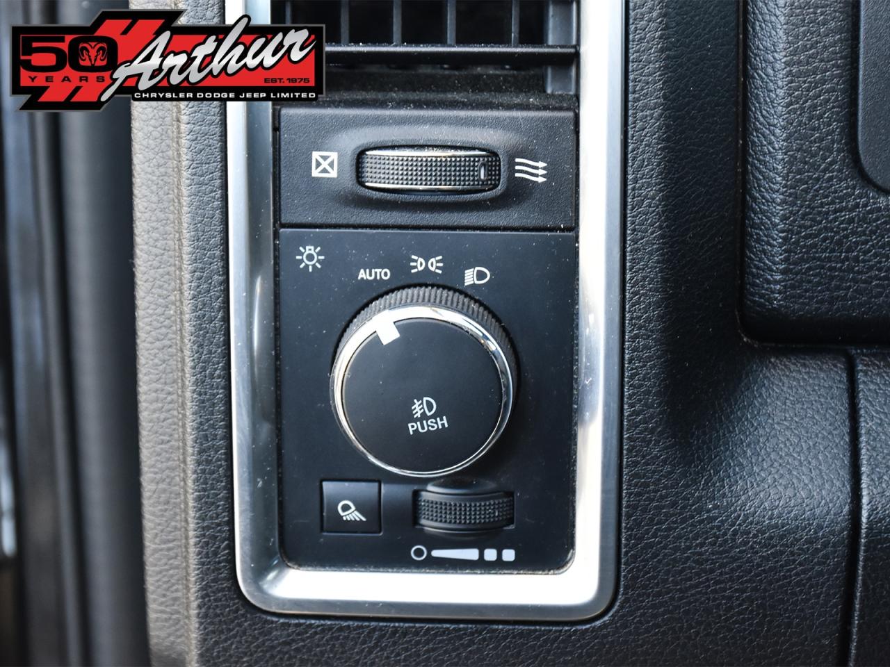 2022 RAM 1500 Classic REG CAB 4X4  HEMI  HEATED SEATS - ONLY 33,364 KM Photo