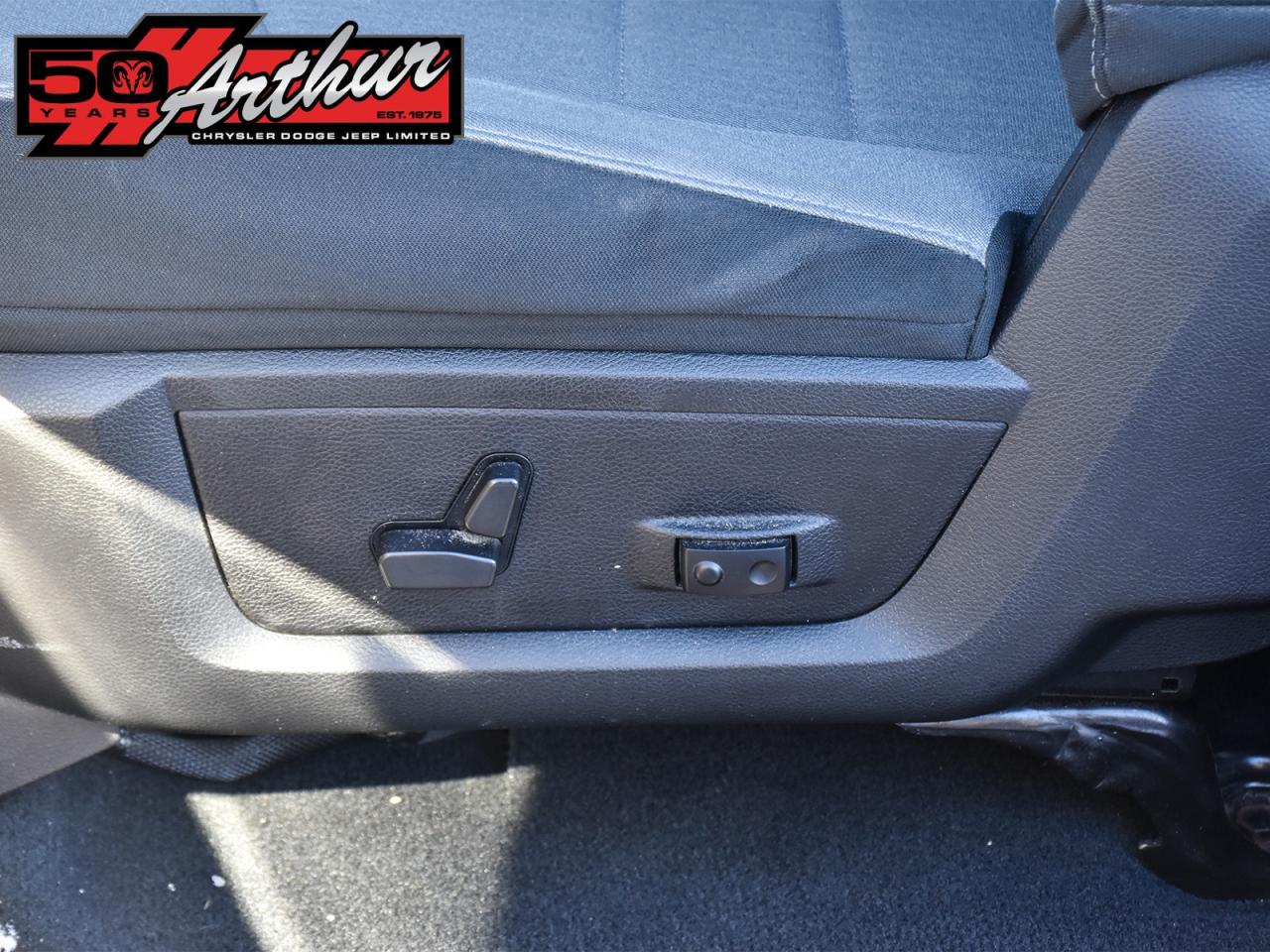 2022 RAM 1500 Classic REG CAB 4X4  HEMI  HEATED SEATS - ONLY 33,364 KM Photo