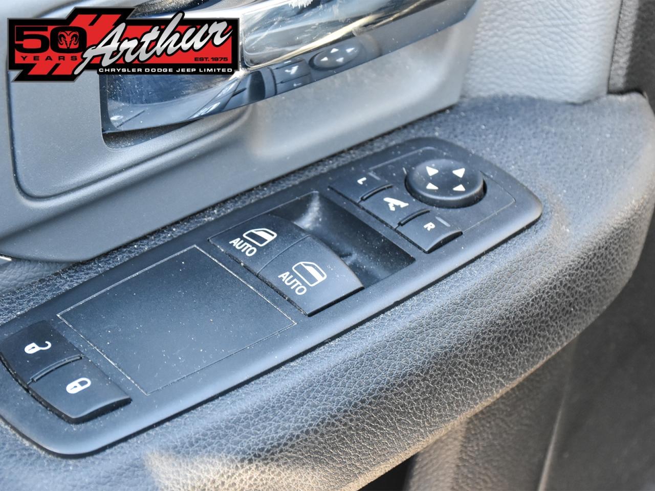 2022 RAM 1500 Classic REG CAB 4X4  HEMI  HEATED SEATS - ONLY 33,364 KM Photo