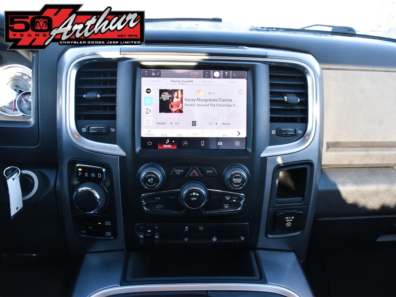 2022 RAM 1500 Classic REG CAB 4X4  HEMI  HEATED SEATS - ONLY 33,364 KM Photo