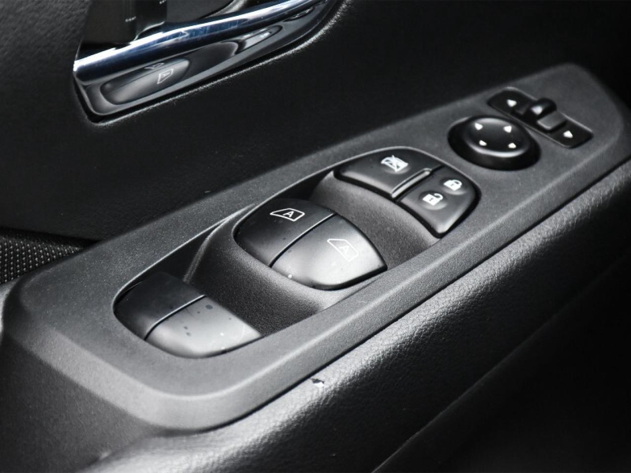 2024 Nissan Kicks SV  CarPlay   Android Auto   Heated Seats & Steeri Photo