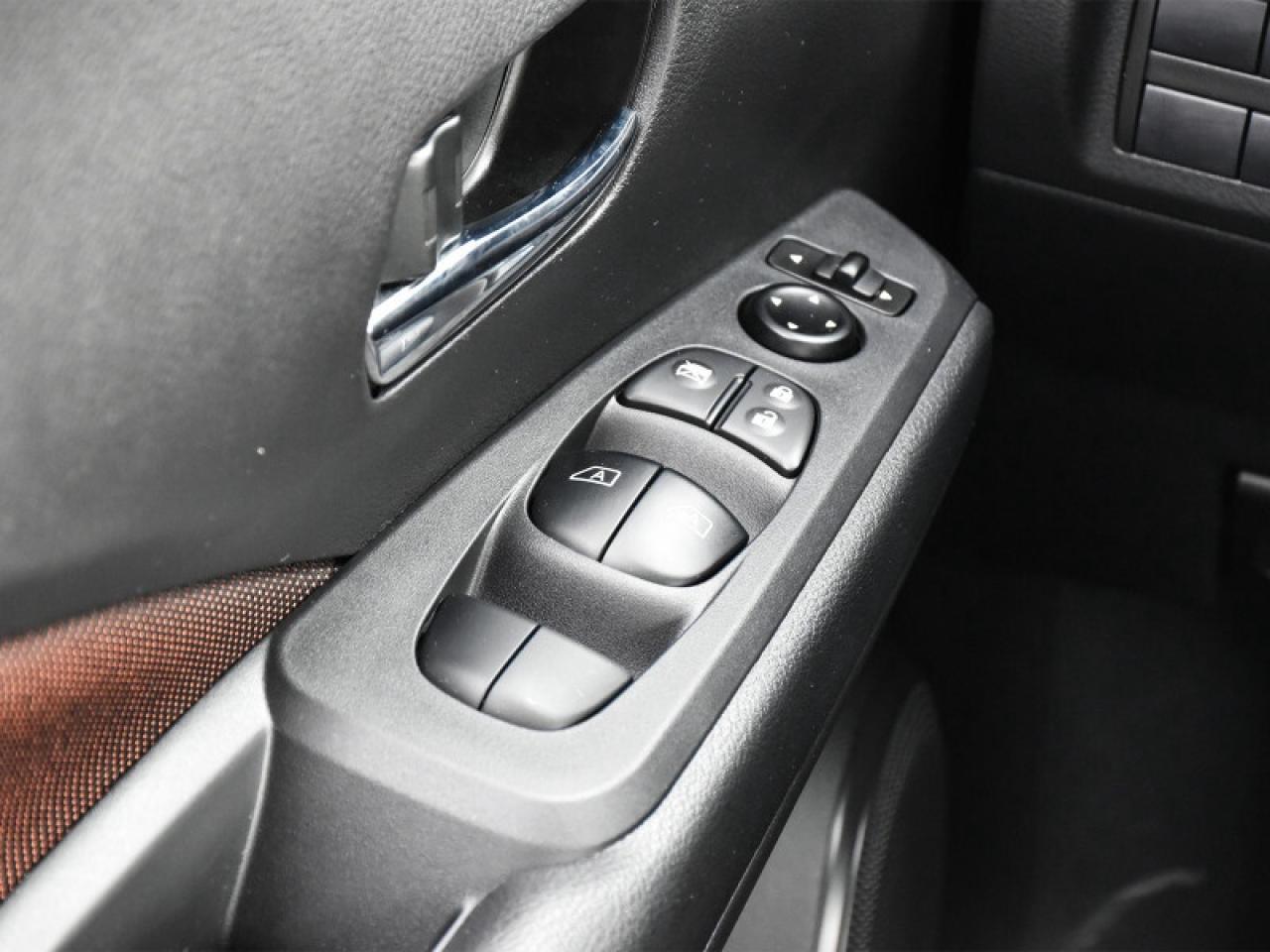 2023 Nissan Kicks SR  CarPlay   Android Auto   Remote Start   Heated Photo