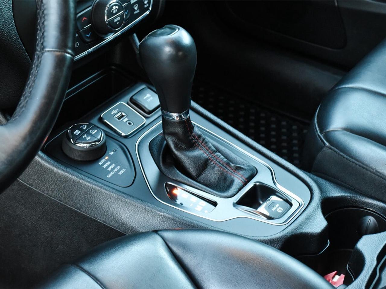 2019 Jeep Cherokee Trailhawk   Leather   CarPlay   Android Auto   Hea Photo