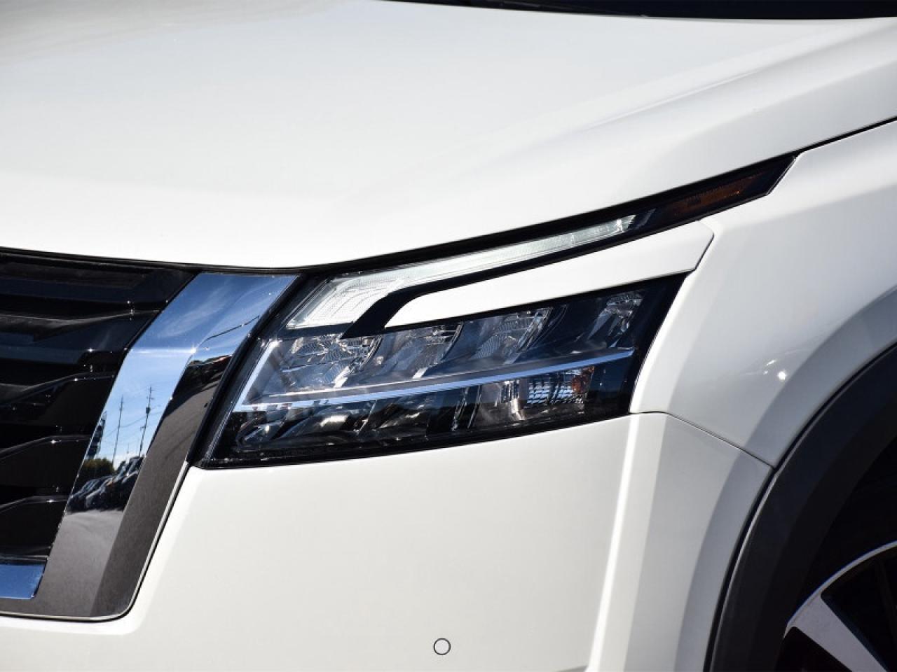 2024 Nissan Pathfinder Platinum AWD-Navi  Captain Chairs  Leather  heads Photo