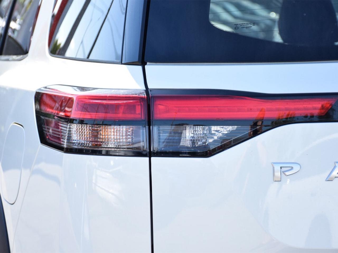 2024 Nissan Pathfinder Platinum AWD-Navi  Captain Chairs  Leather  heads Photo