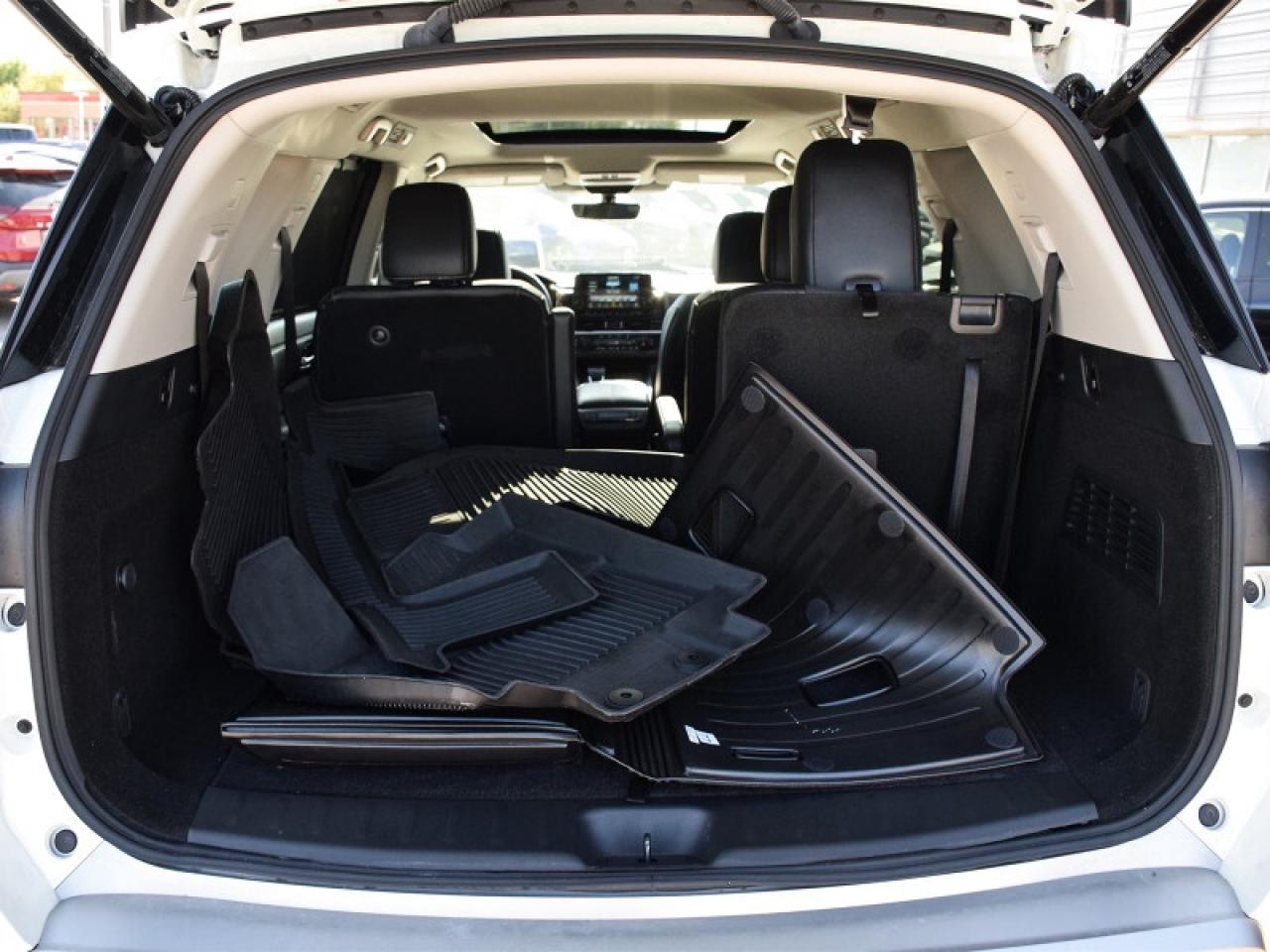 2024 Nissan Pathfinder Platinum AWD-Navi  Captain Chairs  Leather  heads Photo