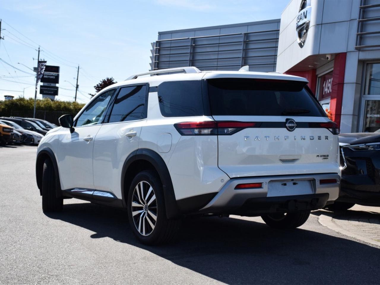 2024 Nissan Pathfinder Platinum AWD-Navi  Captain Chairs  Leather  heads Photo