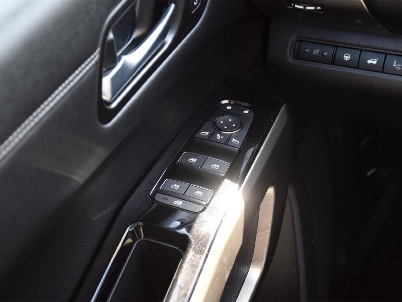 2024 Nissan Pathfinder Platinum AWD-Navi  Captain Chairs  Leather  heads Photo