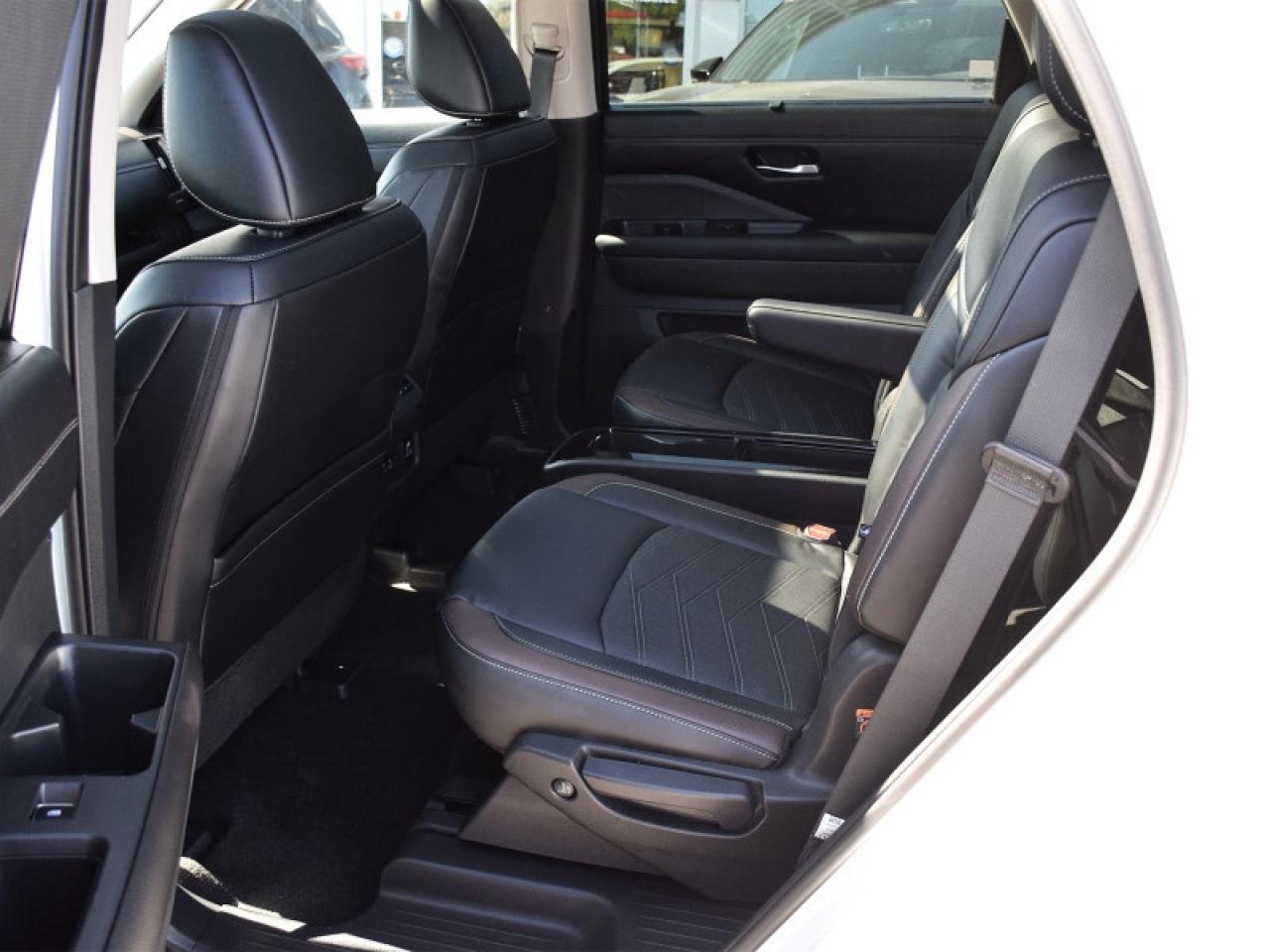 2024 Nissan Pathfinder Platinum AWD-Navi  Captain Chairs  Leather  heads Photo