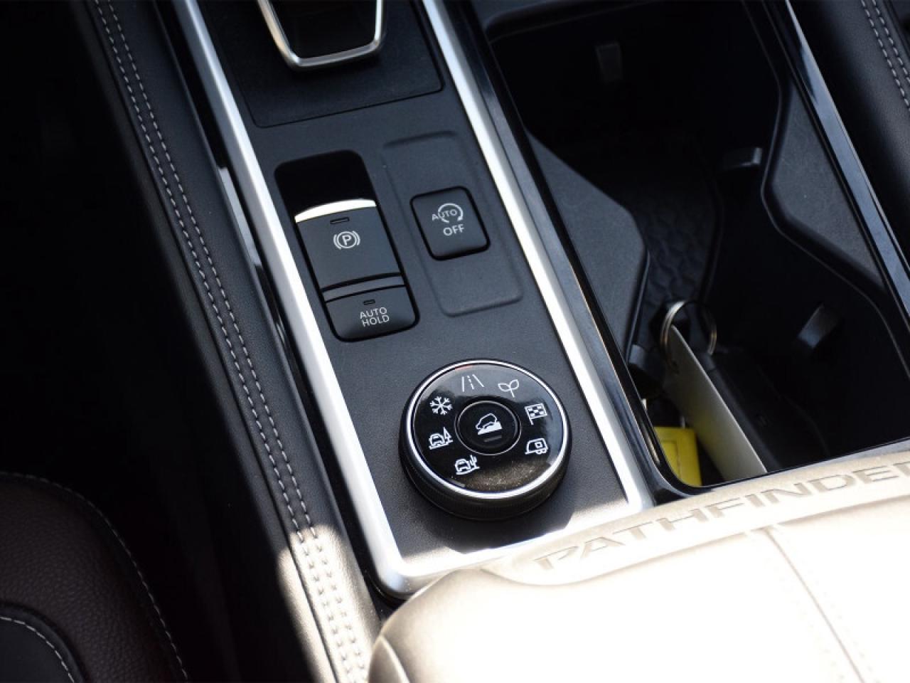 2024 Nissan Pathfinder Platinum AWD-Navi  Captain Chairs  Leather  heads Photo