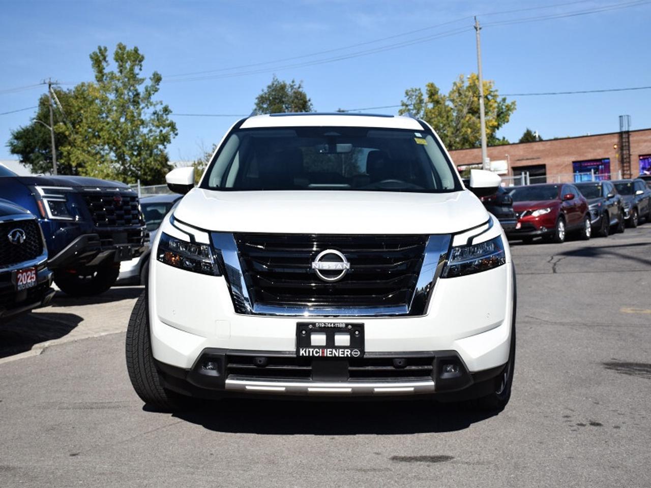 2024 Nissan Pathfinder Platinum AWD-Navi  Captain Chairs  Leather  heads Photo4