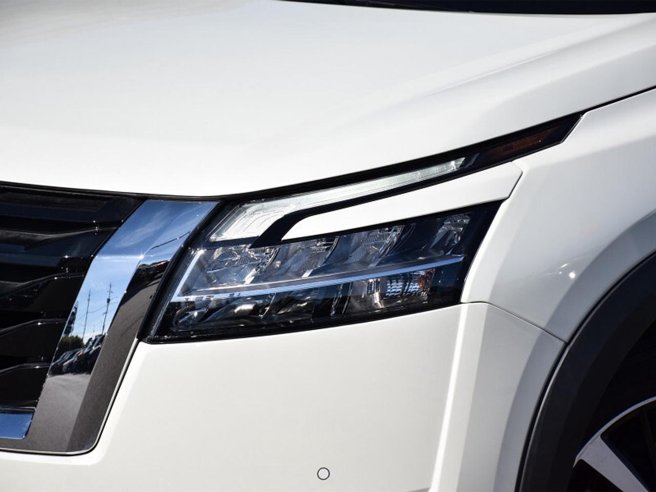 2024 Nissan Pathfinder Platinum AWD-Navi  Captain Chairs  Leather  heads Photo