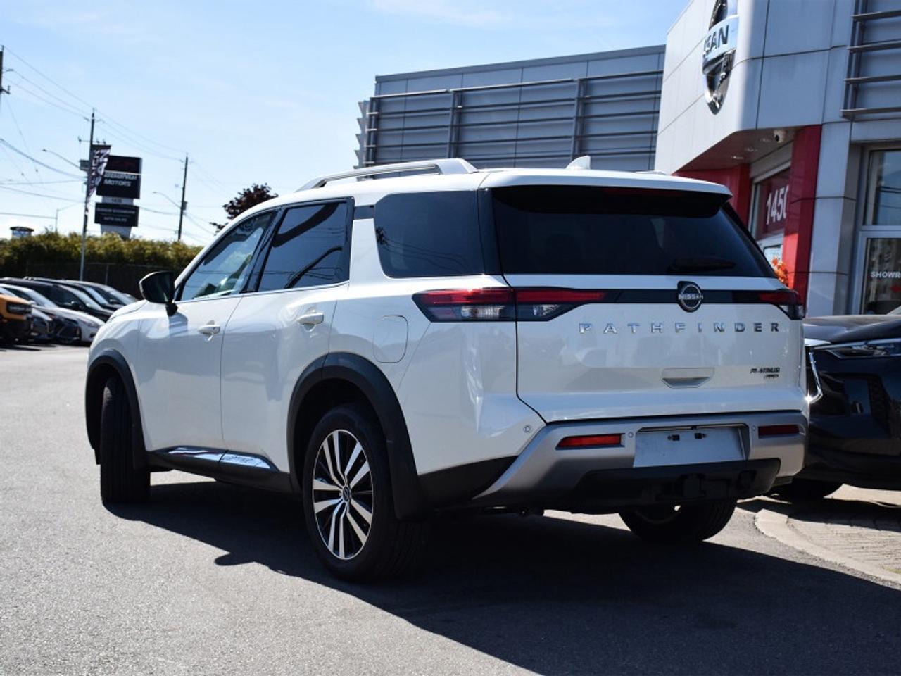 2024 Nissan Pathfinder Platinum AWD-Navi  Captain Chairs  Leather  heads Photo