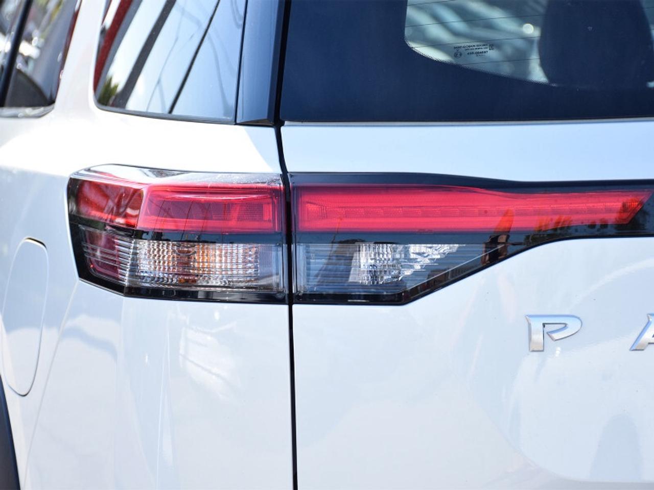 2024 Nissan Pathfinder Platinum AWD-Navi  Captain Chairs  Leather  heads Photo