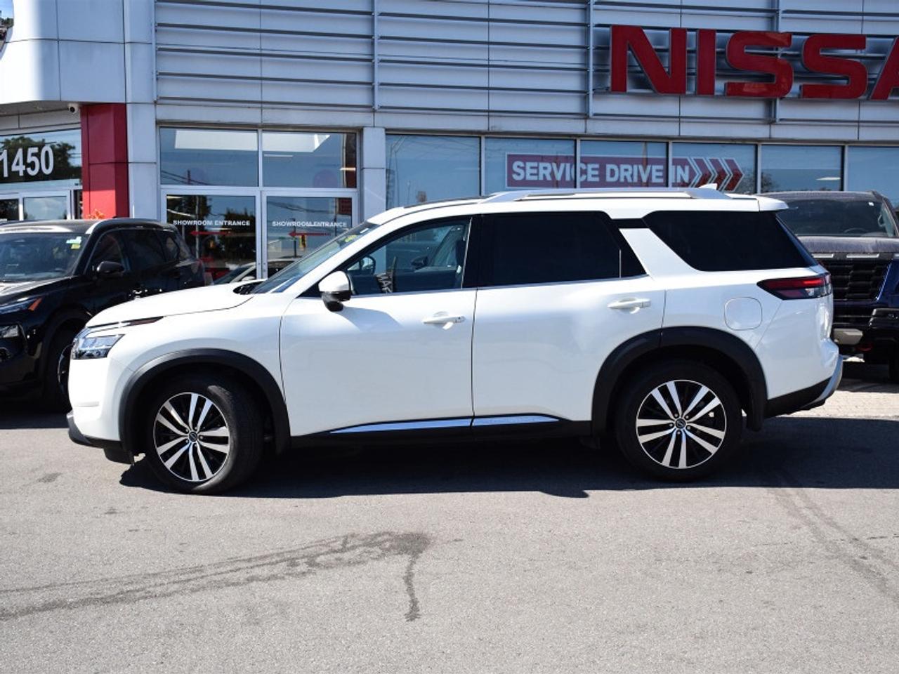 2024 Nissan Pathfinder Platinum AWD-Navi  Captain Chairs  Leather  heads Photo