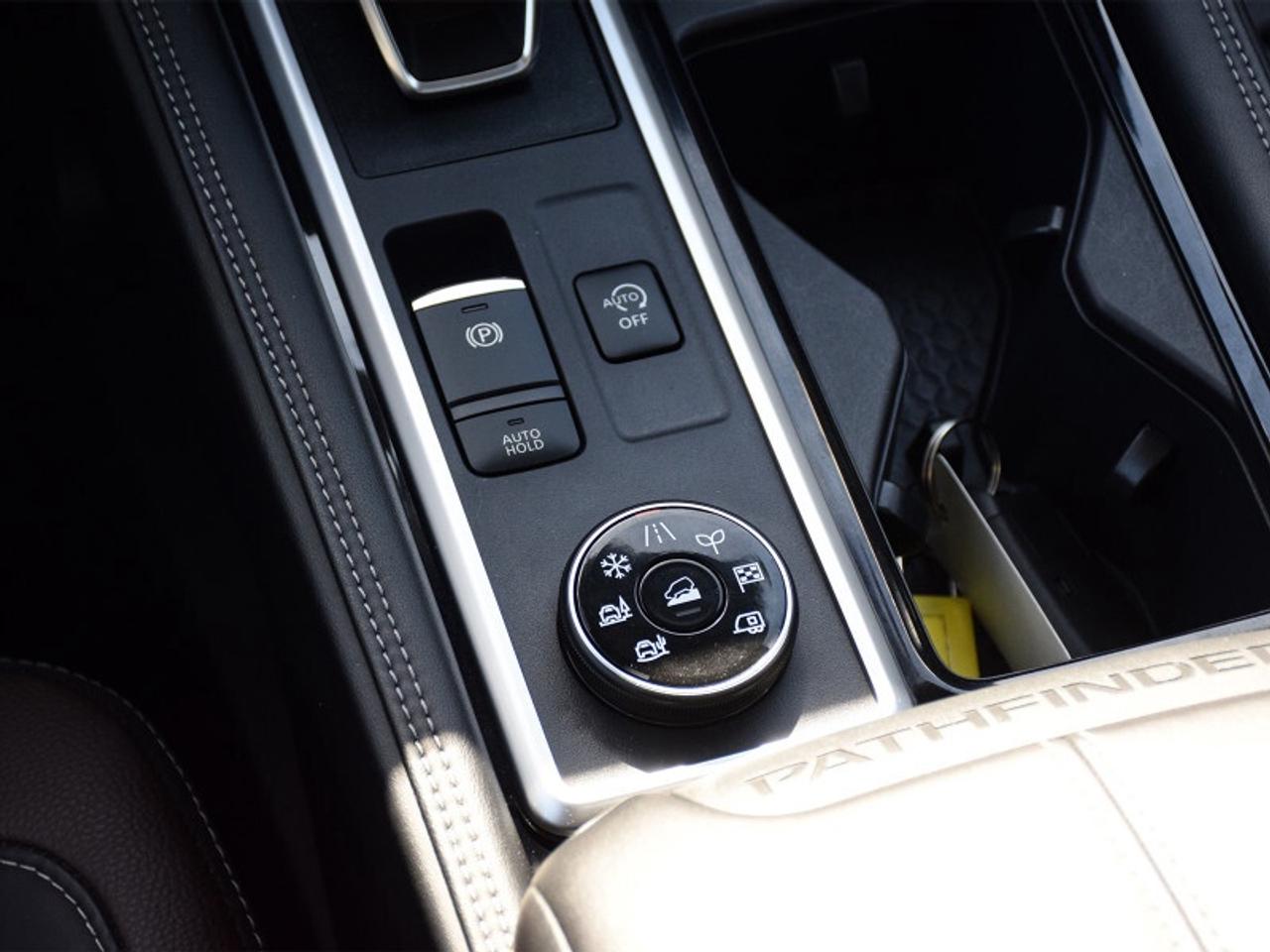 2024 Nissan Pathfinder Platinum AWD-Navi  Captain Chairs  Leather  heads Photo