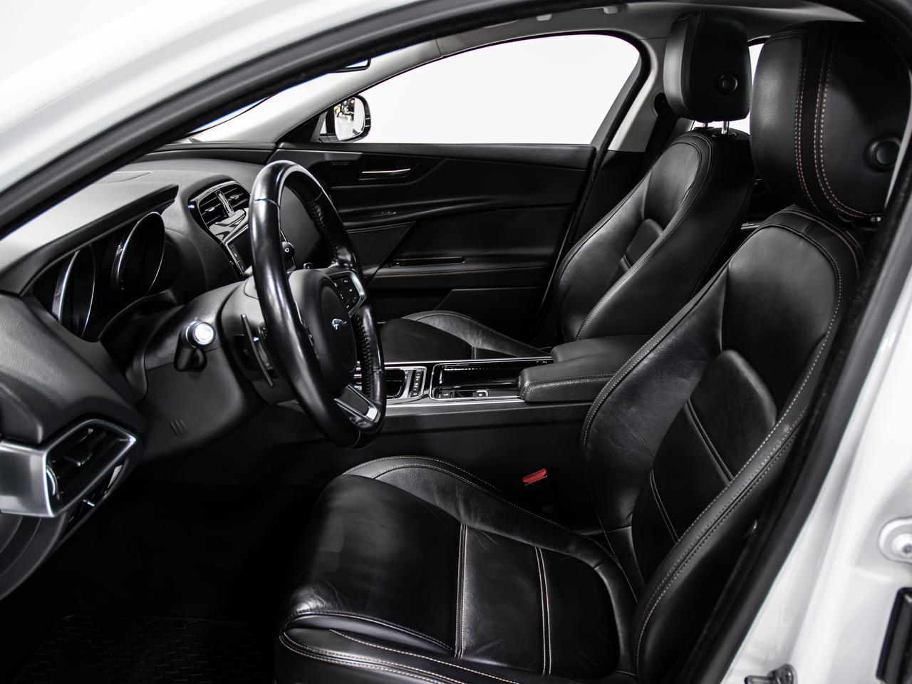 2018 Jaguar XE 25t AWD PRESTIGE NAVIGATION REAR CAMERA SUNROOF Photo