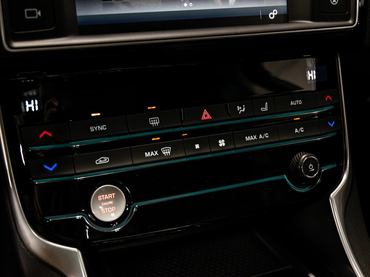 2018 Jaguar XE 25t AWD PRESTIGE NAVIGATION REAR CAMERA SUNROOF Photo