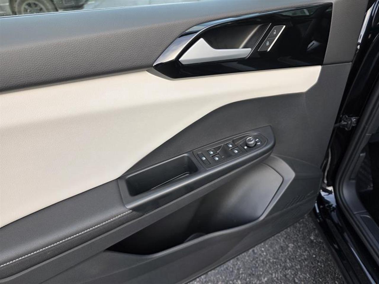 2025 Volkswagen Taos Trendline 4Motion Photo