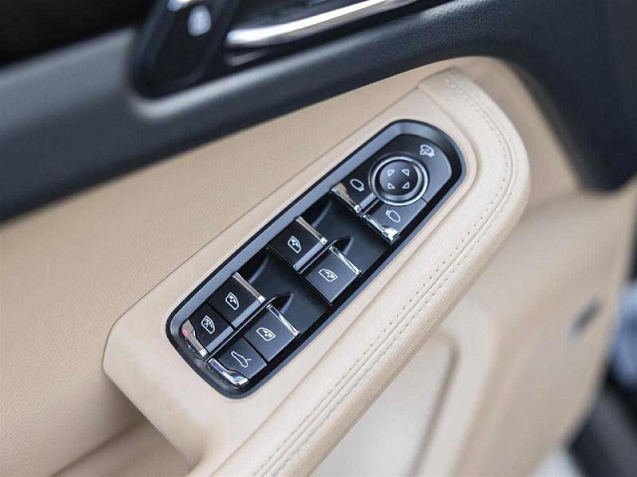 2023 Porsche Macan S Black Photo