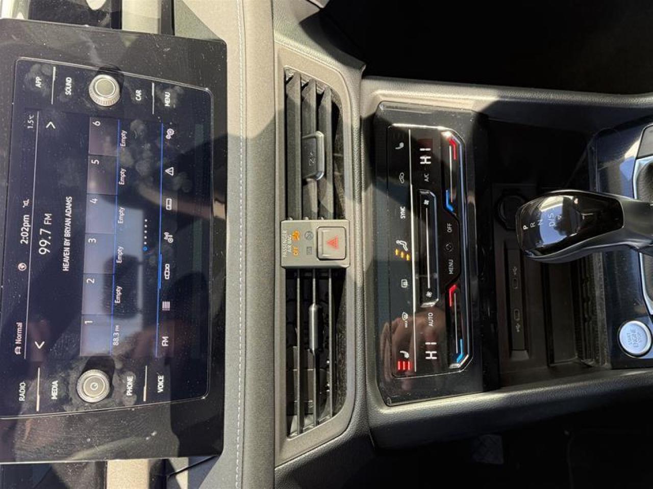 2025 Volkswagen Taos Comfortline Black Edition 4MOTION Photo2